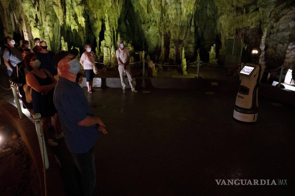 $!Perséfone, considerado el primer robot del mundo utilizado como guía turístico dentro de una cueva, ha recibido visitantes a la cueva de Alistrati desde mediados de julio. AP/Giannis Papanikos