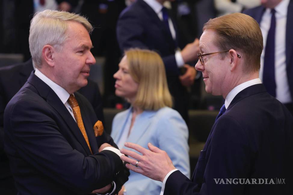 $!El ministro de Relaciones Exteriores de Finlandia, Pekka Haavisto, a la izquierda, habla con el ministro de Relaciones Exteriores de Suecia, Tobias Billstrom.