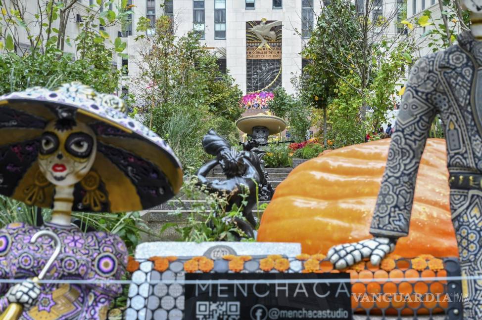 $!“Catrinas”, figuras esqueléticas elegantemente vestidas sinónimo del Día de Muertos, saludan a los visitantes de la Semana de México: Día de Muertos en el Rockefeller Center. AP/Diane Bondareff/Images for Tishman Speyer