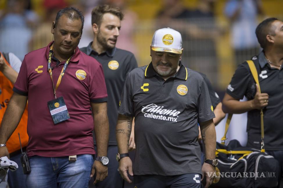 $!Hospitalizan a Maradona en Argentina por sangrado estomacal; Dorados lo mantiene como DT