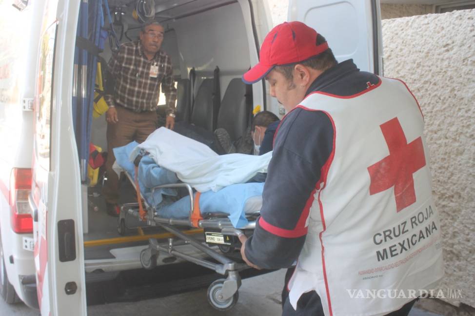 $!Volcadura deja dos personas lesionadas el la carretera Saltillo-Torreón