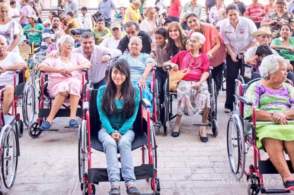 $!Entregan en Torreón sillas de ruedas a personas con discapacidad