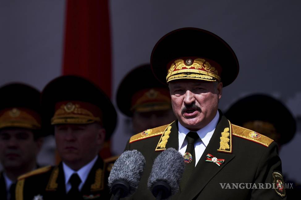 $!El presidente Alexander Lukashenko de Bielorrusia pronuncia un discurso durante un desfile militar en Minsk, Bielorrusia, el 9 de mayo de 2020.