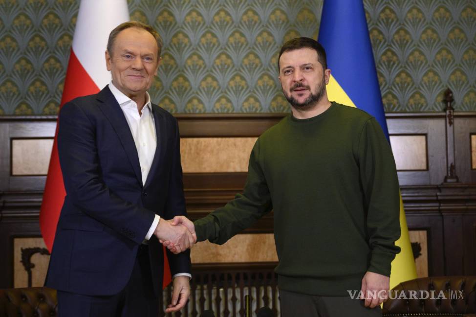 $!El presidente Zelenski (derecha) continúa con sus giras por países aliados en busca de conseguir nuevos apoyos para mantener el enfrentamiento con Rusia.