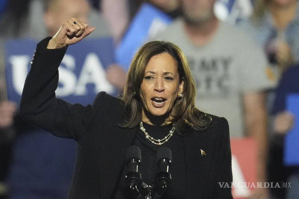 $!La candidata presidencial demócrata, la vicepresidenta Kamala Harris, habla durante un mitin de campaña en Carrie Blast Furnaces en Pittsburgh.