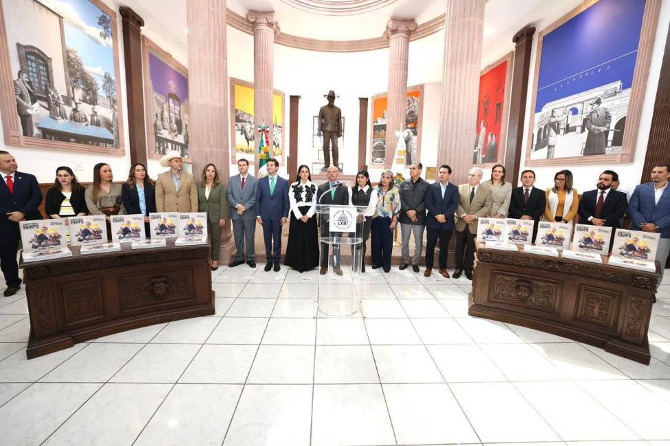 $!Legisladores de la Junta de Gobierno reciben el volumen impreso del Segundo Informe.