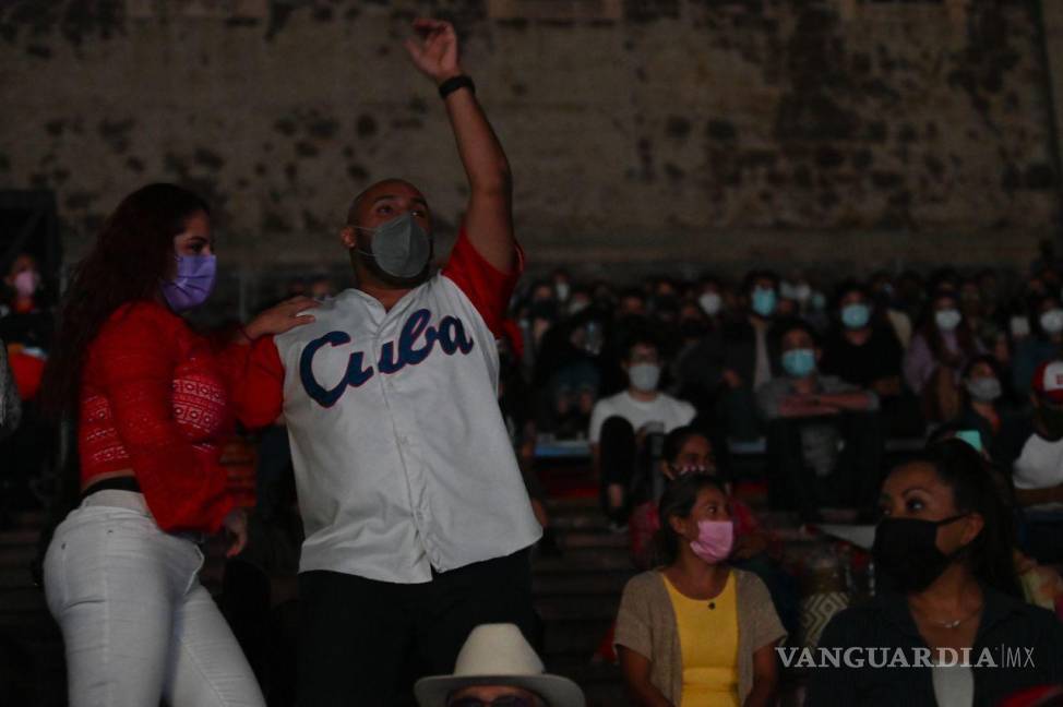 $!Personas de origen cubano bailan al ritmo de Los Vam Vam durante la inauguración del Festival Cervantino. Cuartoscuro/Daniel Augusto