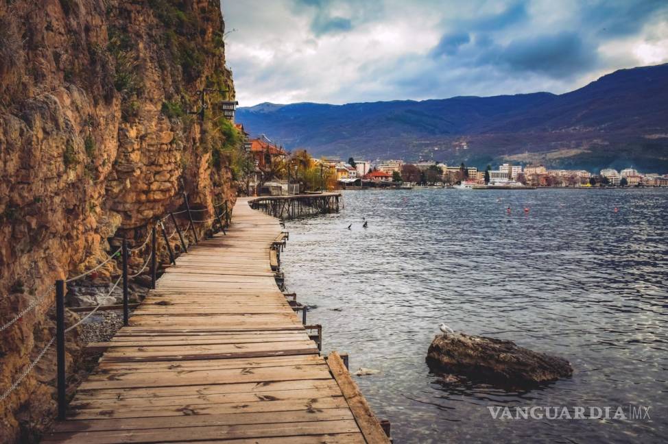 $!Sendero que bordea el lago Ohrid.