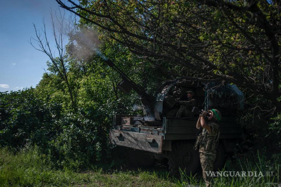 $!Soldados ucranianos disparan contra el objetivo aéreo ruso en la línea del frente cerca de Bakhmut, en la región de Donetsk, Ucrania.