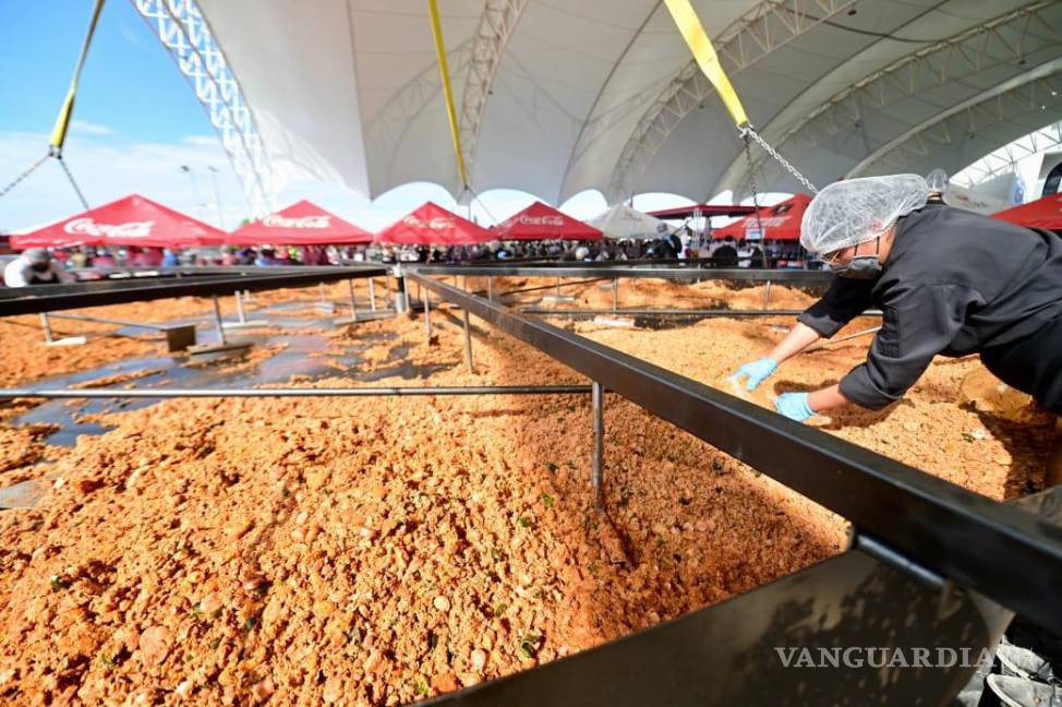 $!Cientos de personas, entre chefs y estudiantes, colaboraron en la elaboración del platillo.