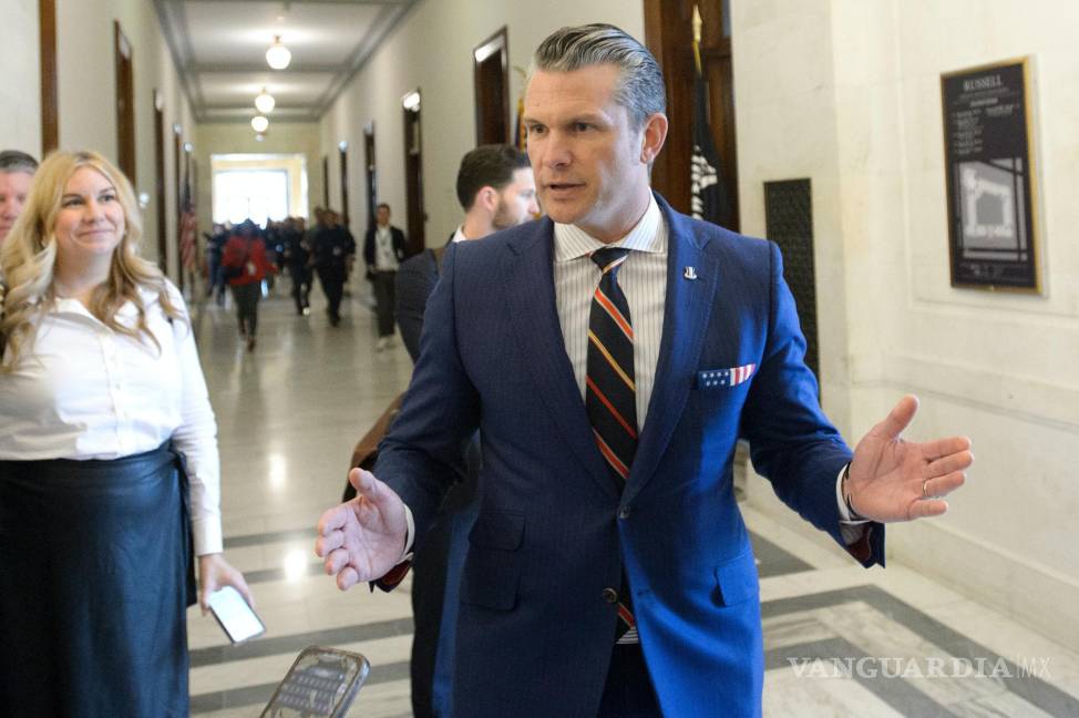 $!ete Hegseth, elegido por el presidente electo Donald Trump para secretario de Defensa, habla con periodistas después de una reunión con senadores.