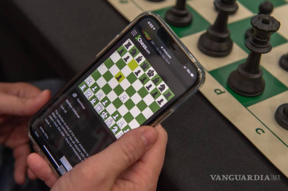 $!Detalle de una aplicación de ajedrez en un teléfono móvil.