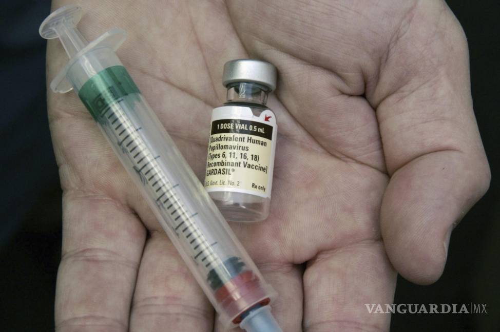 $!Un médico sostiene un frasco de Gardasil, la vacuna contra el virus del papiloma humano, el 28 de agosto de 2006, en Chicago.