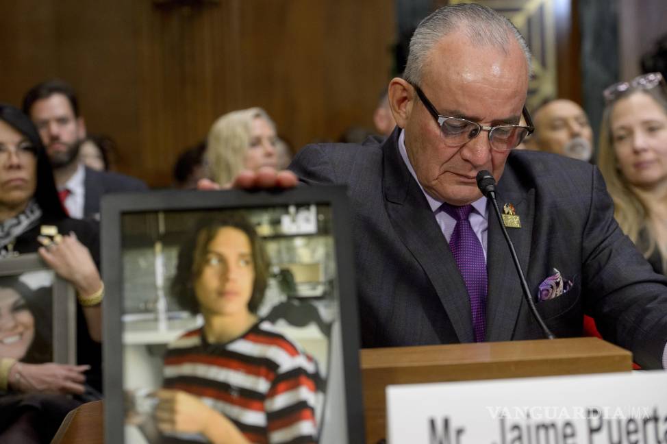 $!Jaime Puerta, presidente y cofundador de Víctimas de Drogas Ilícitas, toca una foto de su hijo Daniel, quien murió por fentanilo en 2020 a los 16 años.