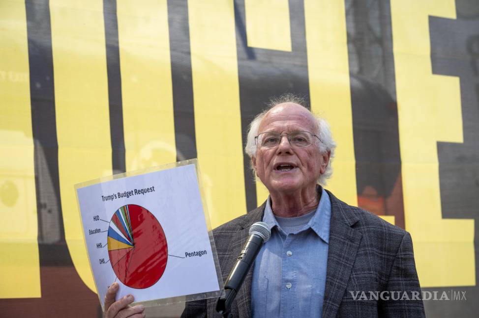 $!Ben Cohen, cofundador de Ben &amp; Jerry’s, muestra un gráfico de la solicitud presupuestaria de Trump durante una conferencia de prensa sobre la creación de “Up In Arms”.