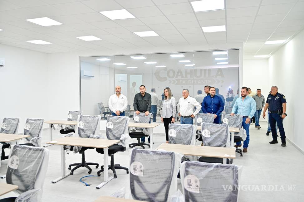 $!El alcalde Carlos Villarreal recorrió las instalaciones del nuevo Centro de Control y Comando, acompañado por autoridades municipales y estatales.