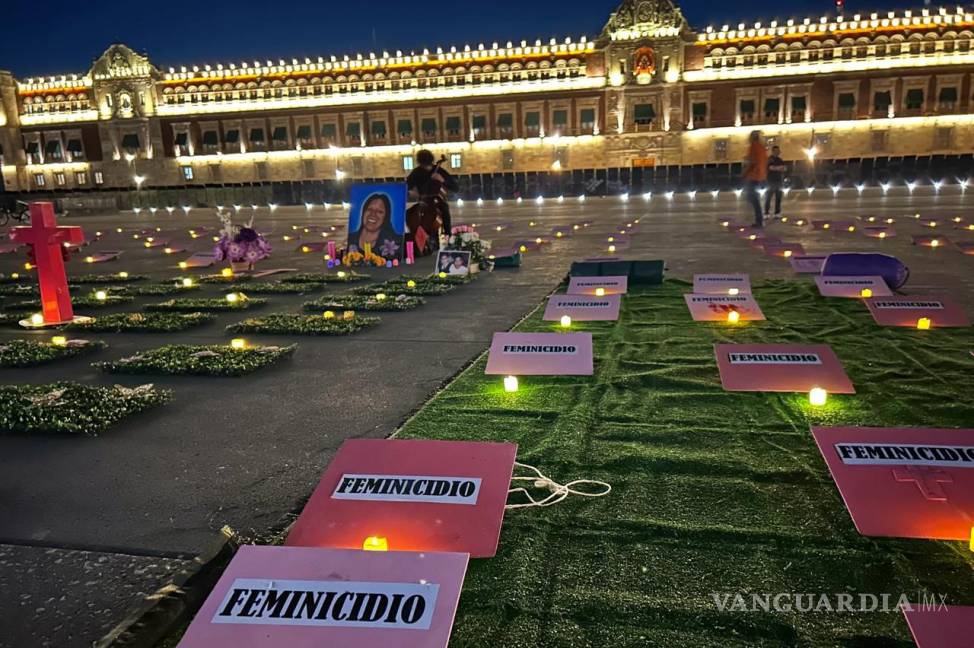 $!Aspectos de la velada que se realiza en el Zócalo capitalino para exigir justicia por las mujeres desaparecidas y victimas de feminicidios.
