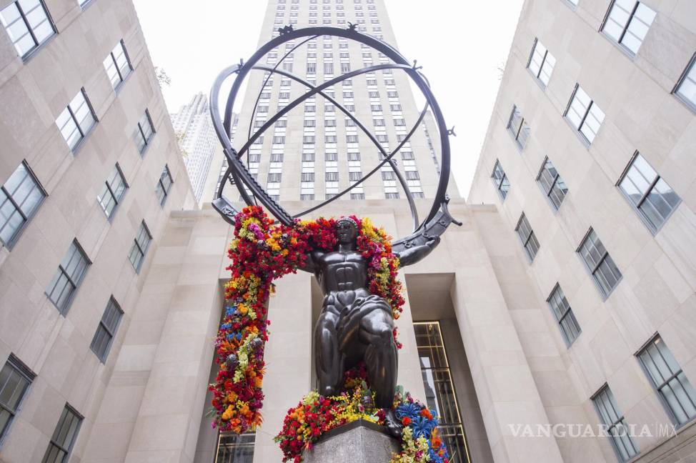 $!La famosa escultura de Atlas está envuelta en una instalación floral en celebración de la Semana de México: Día de Muertos en el Rockefeller Center en Nueva York. AP/Diane Bondareff/Images for Tishman Speyer