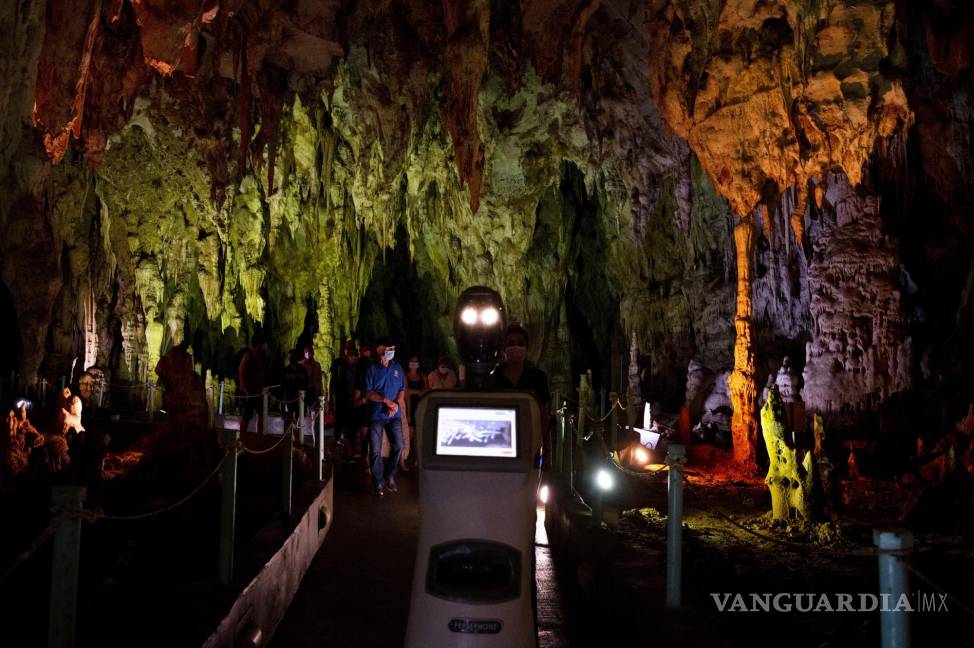 $!Perséfone guía a visitantes dentro de la cueva Alistrati, a unos 135 kilómetros (84 millas) al noreste de Salónica, Grecia. AP/Giannis Papanikos