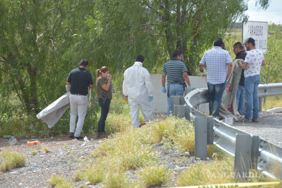 $!Localizan cadáver de una mujer con huellas de violencia en autopista a Torreón