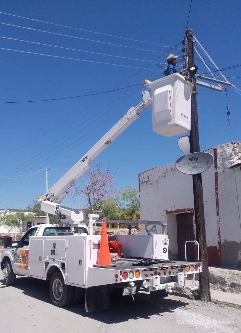 $!El programa “Iluminando Tu Ejido” contempla la instalación de más de mil 600 lámparas durante la administración actual.