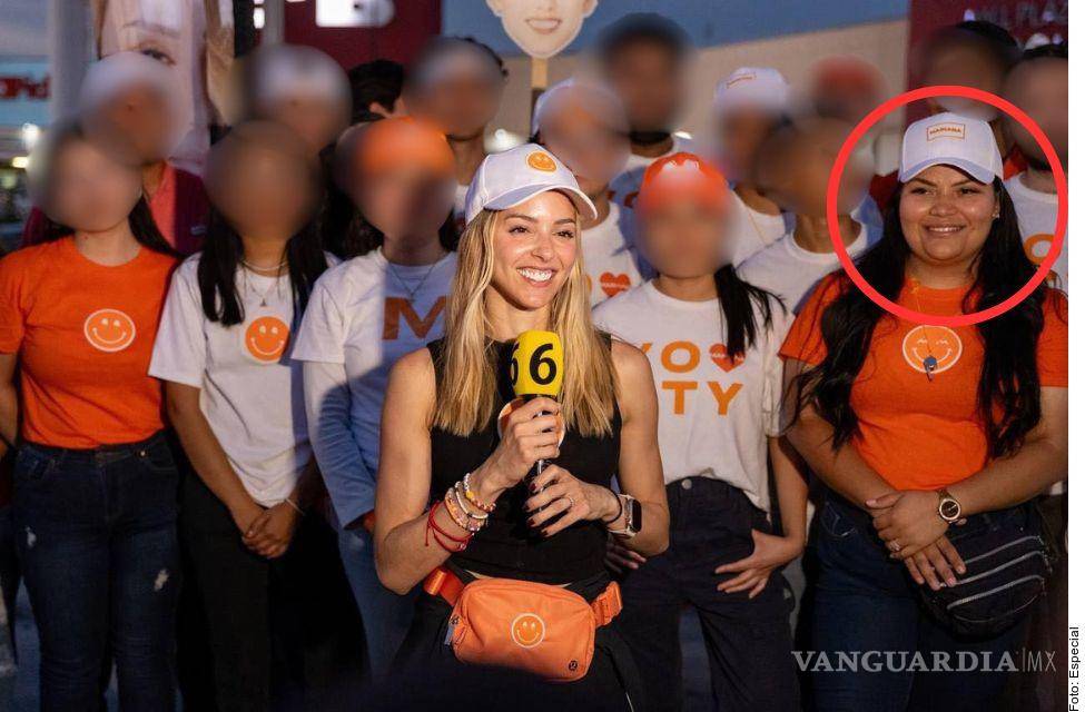 $!Se ve a Marilyn Camacho al fondo, detrás de la emecista, quien realizaba una entrevista para el Canal Multimedios de la televisión regiomontana.