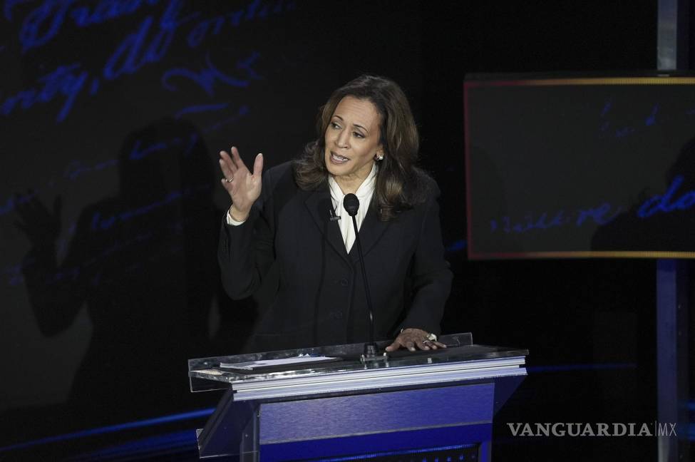 $!La candidata presidencial demócrata Kamala Harris, responde al candidato presidencial republicano Donald Trump durante el debate presidencial.