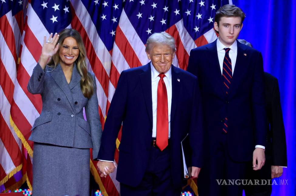 $!Donald Trump, acompañado por su esposa Melania Trump y su hijo Barron Trump en West Palm Beach, Florida.