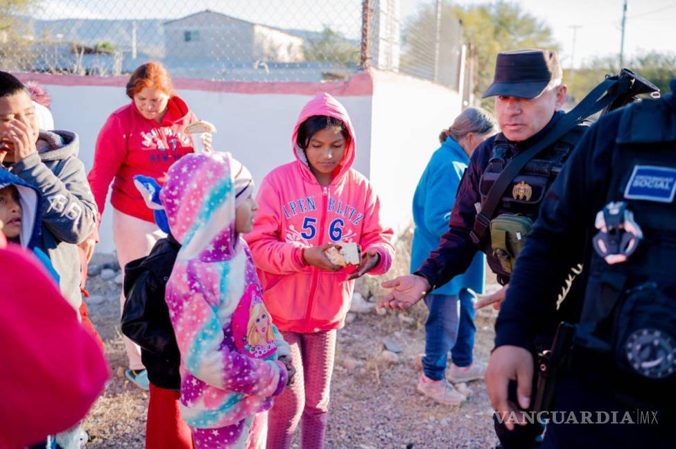 $!Policías de Monclova durante su recorrido por la periferia de la ciudad, en un esfuerzo por estrechar la relación con los vecinos y mitigar el frío invernal.