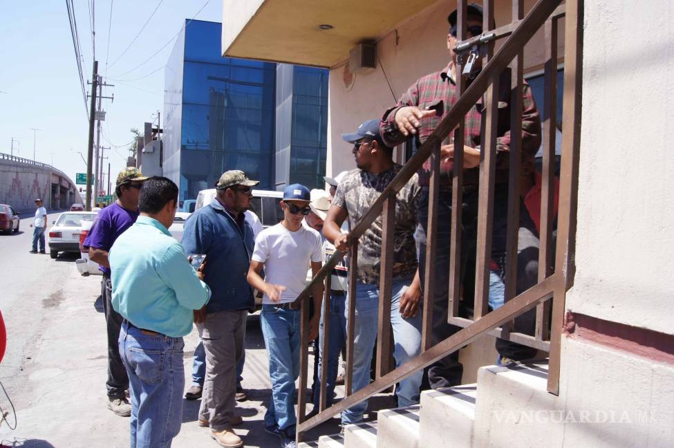 $!Trabajadores de Aleris y FASEMEX protestan en la Junta de Conciliación y Arbitraje de Monclova