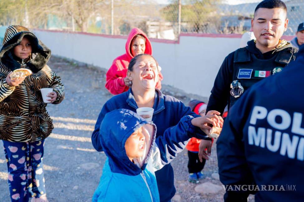 $!Gabriel Santos Martínez, director de la Policía Municipal de Monclova, encabezó la entrega de Rosca de Reyes y bebidas calientes en zonas de difícil acceso, como parte de su visión de una Policía más cercana a la comunidad.