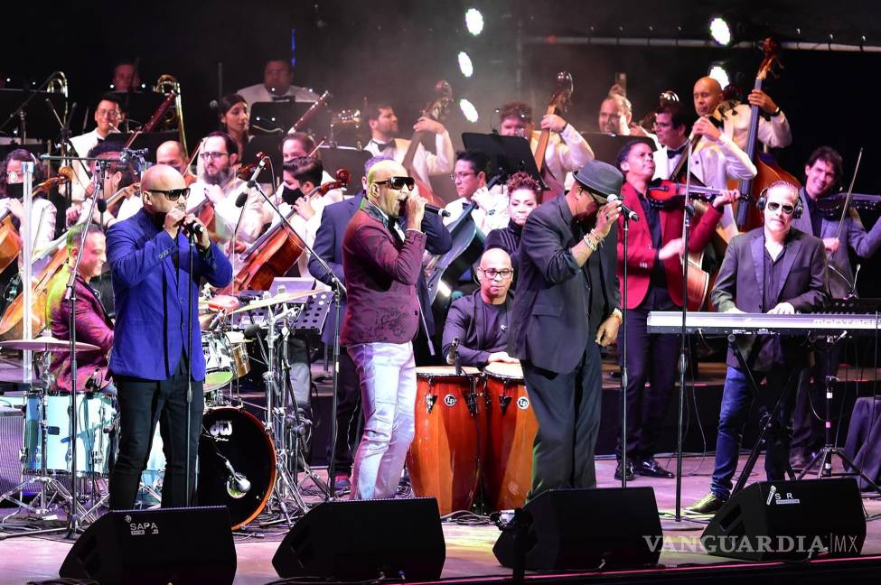 $!La agrupación de son cubano Formell y Los Van Van (frente) y la Orquesta Filarmónica del Desierto de Coahuila (atrás), durante la inauguración del 49 Festival Internacional Cervantino en el estado de Guanajuato (México). EFE/Luis Ramírez