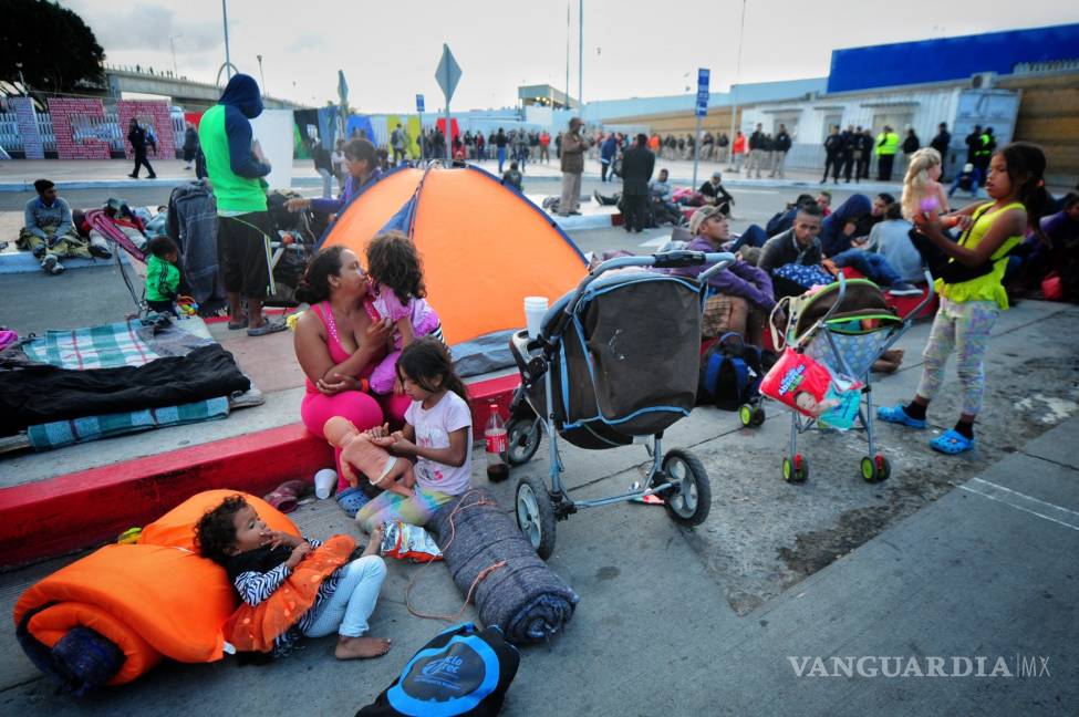 $!Migrantes rebasan capacidad de albergue en Tijuana