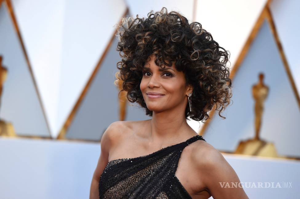 Halle Berry nada desnuda después de los Oscar