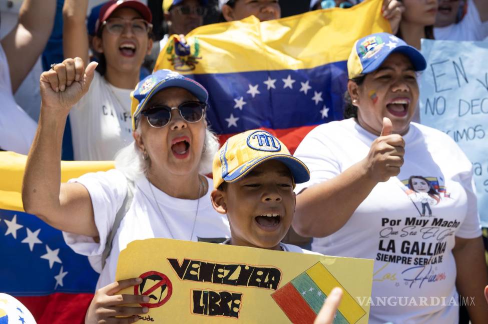 $!Venezolanos protestan frente a la embajada tras las elecciones presidenciales en las que el CNE dio como ganador a Nicolás Maduro en Santo Domingo.