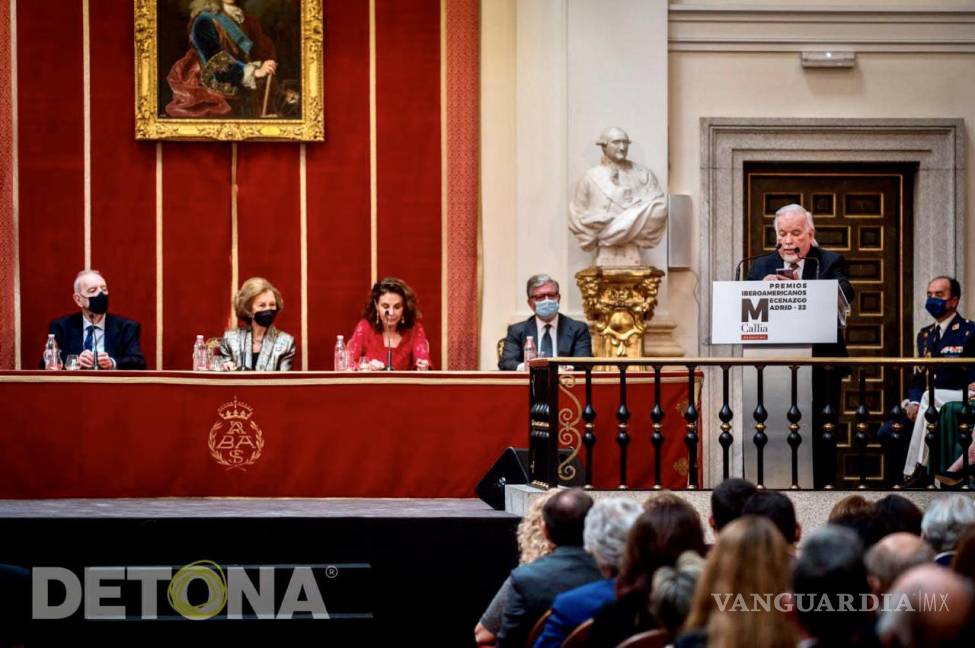$!Gustavo durante su disertación en el evento de Madrid del 2022, para reconocer la labor de mecenas de varios países. La Reina Sofía de España, al centro.
