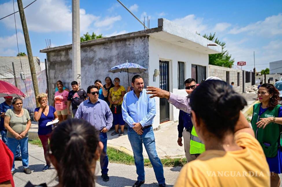 $!Cuadrillas municipales trabajan en la colonia Margarito Silva para restablecer el servicio eléctrico, tras quedar más de 400 familias sin luz por la tormenta del lunes.
