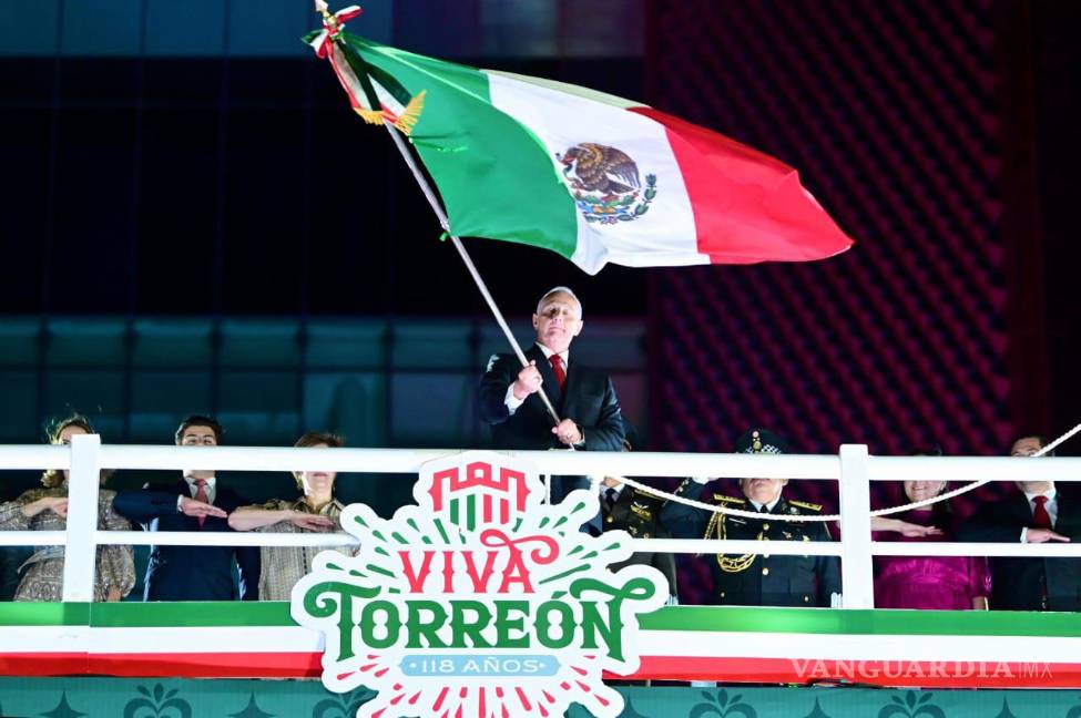 $!Las familias torreonenses se reunieron en la Plaza Mayor para conmemorar el 215 aniversario del Grito de Independencia y el 118 aniversario de la ciudad.