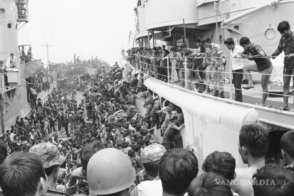 $!Los marines de Vietnam del Sur saltan presas del pánico a bordo de un cúter de un LST en el puerto de Danang en Da Nang, Vietnam, el 1 de abril de 1975.