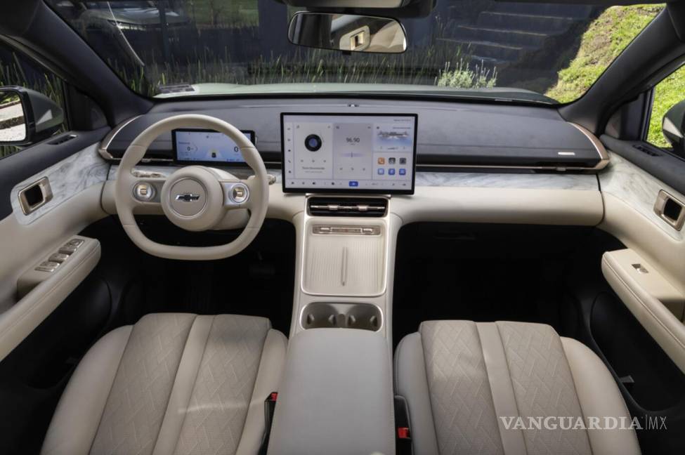 $!El interior destaca por la enorme pantalla vertical de 15.6” y su enfoque orientado a la practicidad.