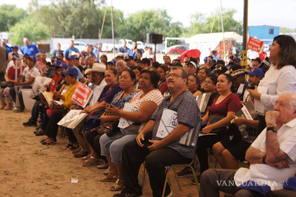 $!Gobernador entrega escrituras a 155 familias de Monclova