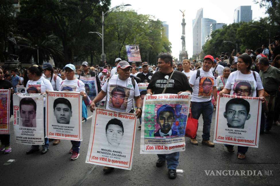 $!Por cuarto año marchan en la CDMX por los 43 normalistas de Ayotzinapa