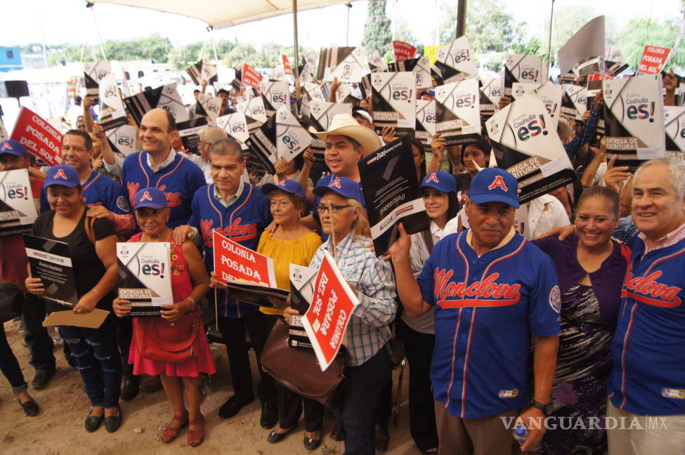 $!Gobernador entrega escrituras a 155 familias de Monclova