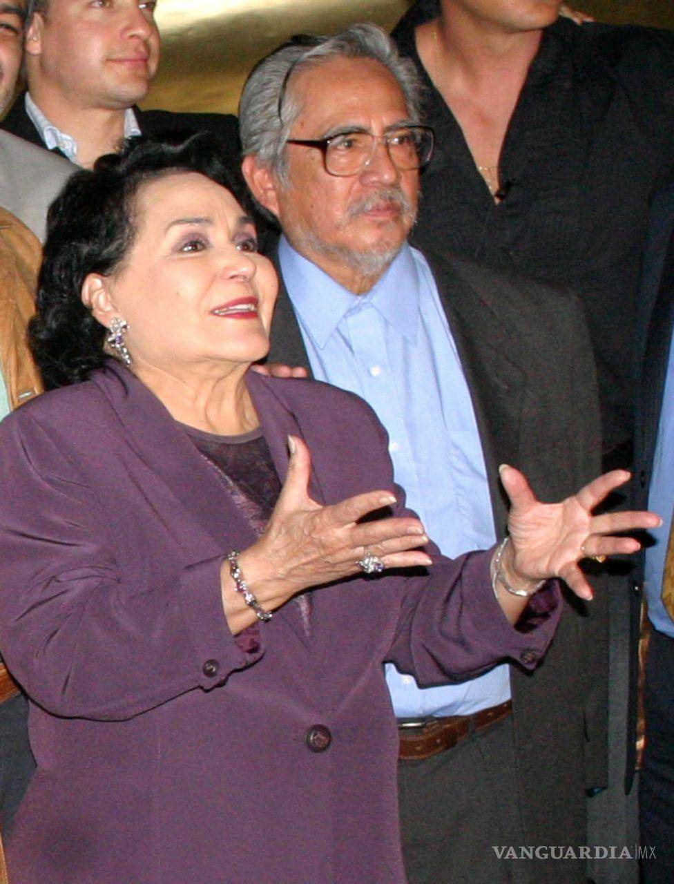 $!17 de febrero de 2005.Carmen Salinas al final de la conferencia de prensa del espectaculo Aventurera en el Tropicoso. Cuartoscuro/Eunice Adorno