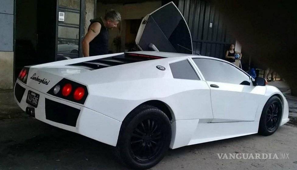 $!Creó su propio 'Lamborghini' con partes de autos usados