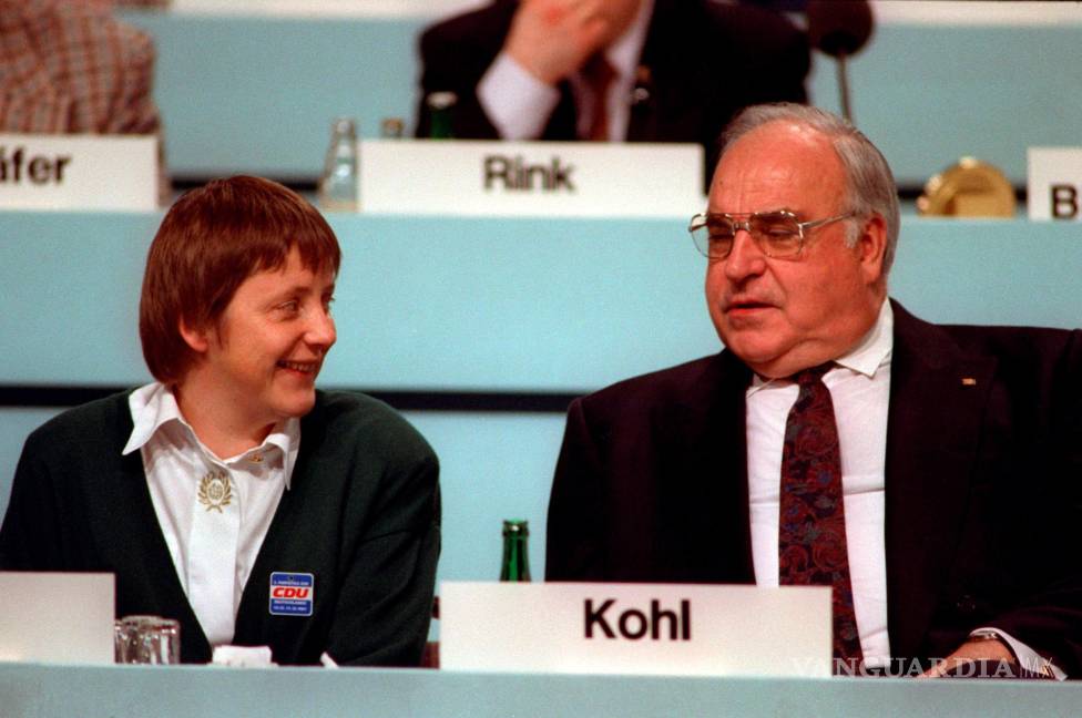 $!El canciller alemán Helmut Kohl (derecha) y su recientemente elegida vicecanciller Angela Merkel en Dresde, Alemania, el 16 de diciembre de 1991) EFE/EPA/Michael Jung