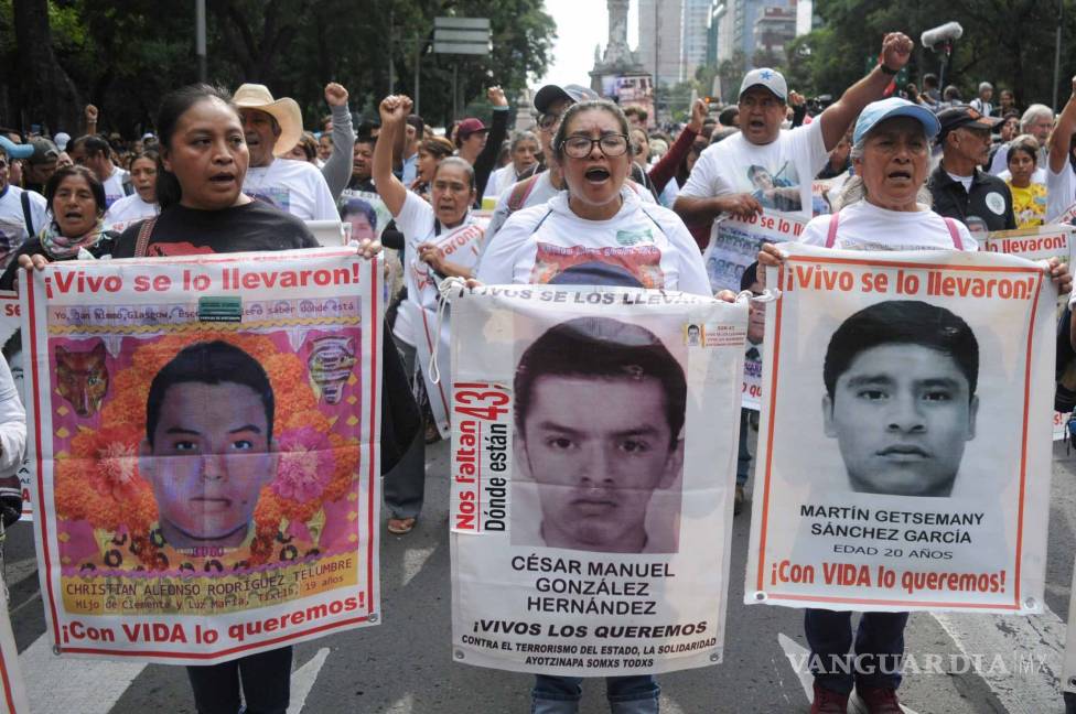 $!Por cuarto año marchan en la CDMX por los 43 normalistas de Ayotzinapa