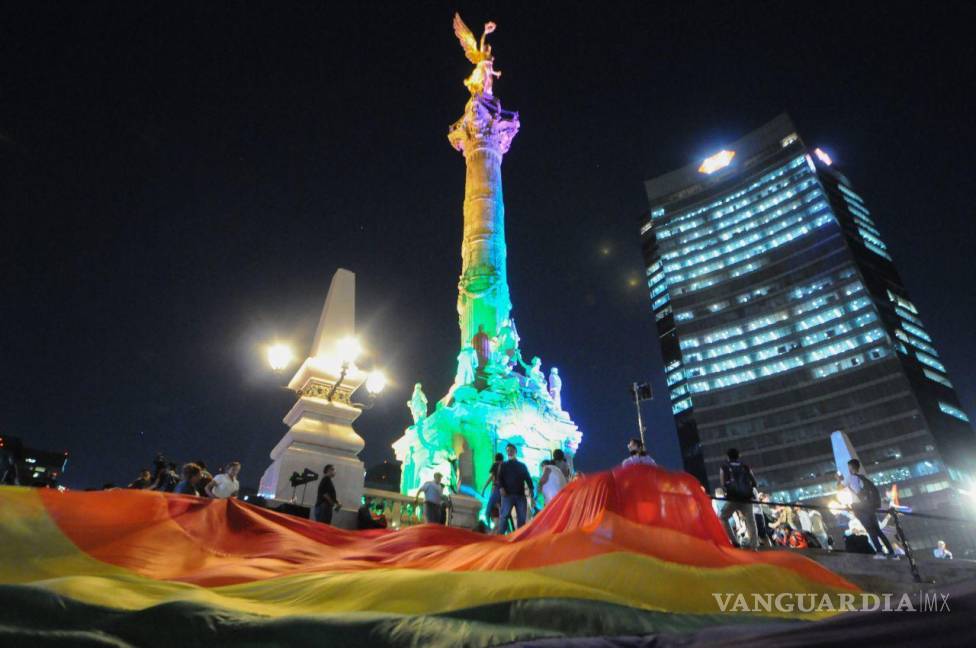 $!Esta noche, el gobierno capitalino iluminó los distintos monumentos de la Ciudad de México para conmemorar el Día Internacional contra la Homofobia.