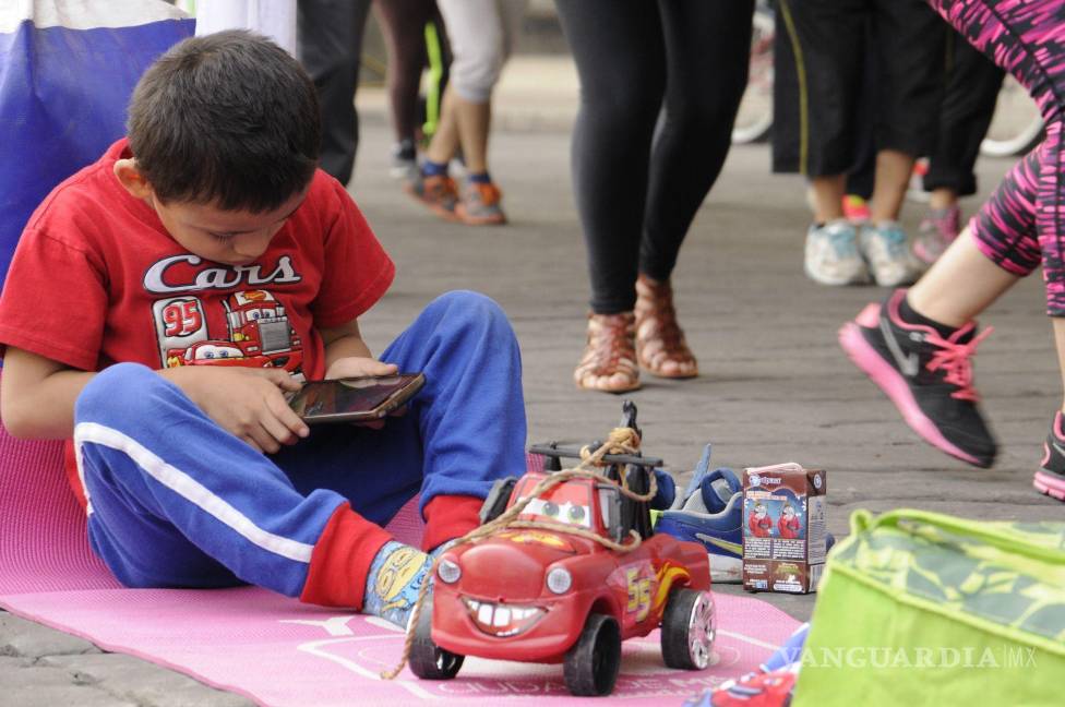 Adiós al celular en primaria y secundaria: proponen que maestros retengan dispositivos en horario escolar
