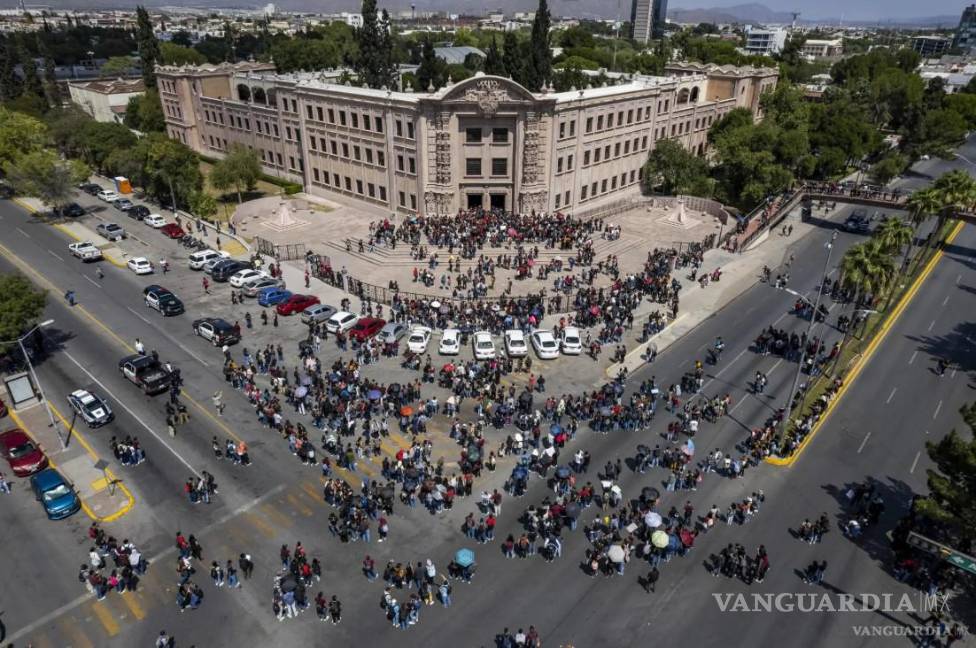$!Estudiantes bloquearon el boulevard Venustiano Carranza durante diez días, lo que derivó en la destitución de la directora y en acuerdos para mejorar el campus.